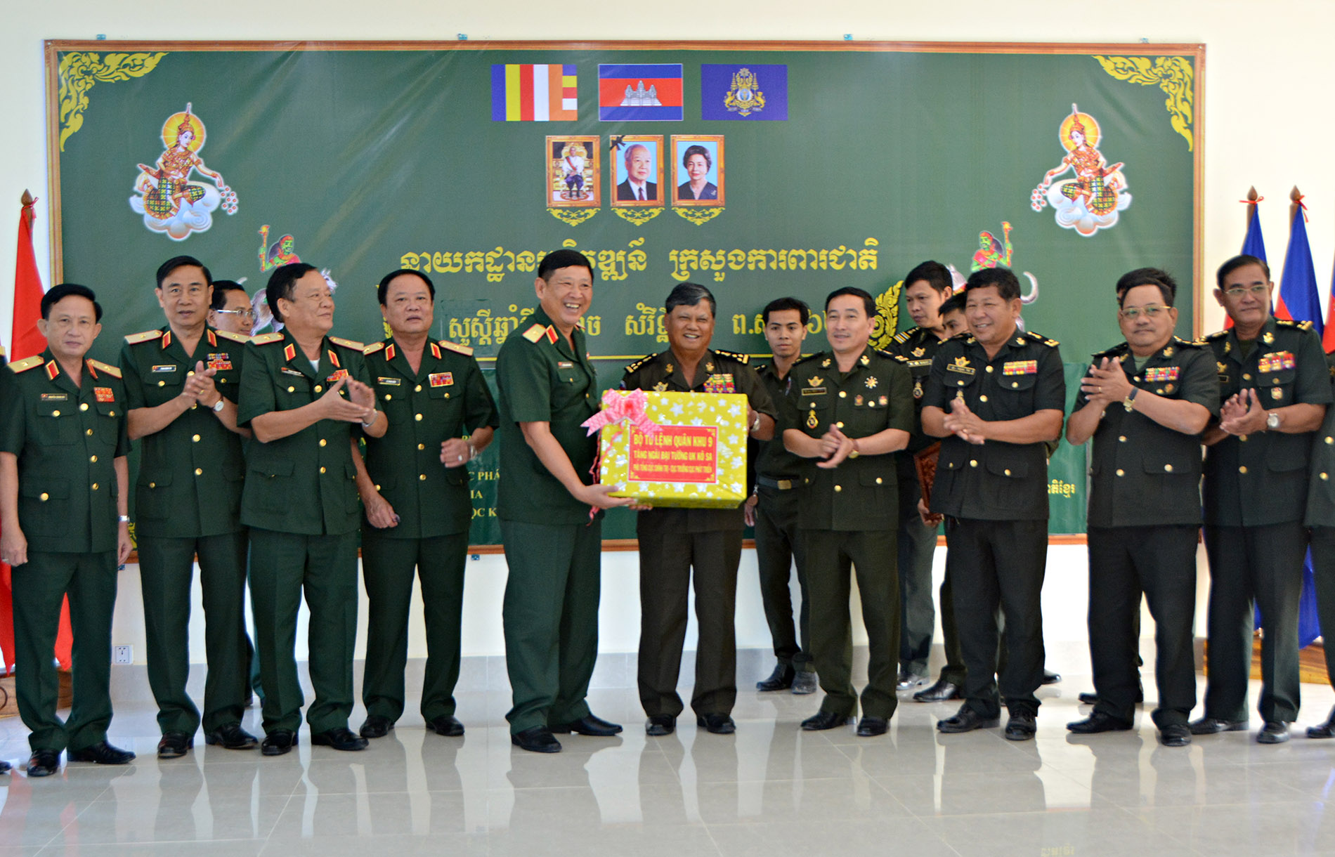 Bộ tư lệnh Quân khu 9 thăm, chúc Tết các đơn vị Quân đội Hoàng gia Campuchia